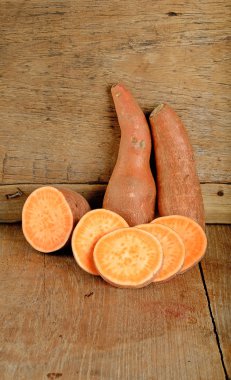 Tatlı patates ahşap arka plan üzerinde