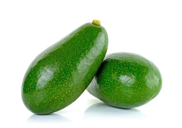 Grüne Avocado isoliert auf weißem Hintergrund — Stockfoto