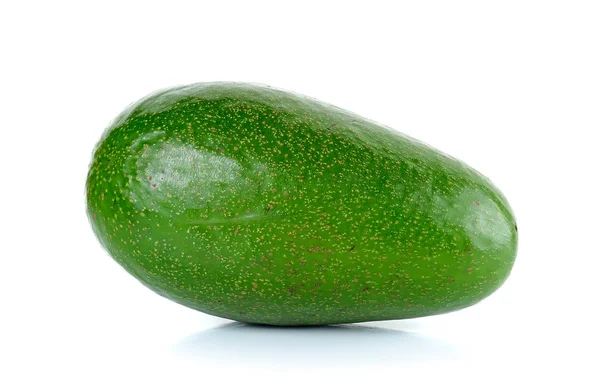 Groene avocado geïsoleerd op de witte achtergrond — Stockfoto