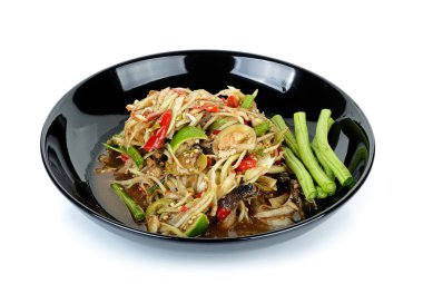 Beyaz arka plan üzerinde izole papaya salatası