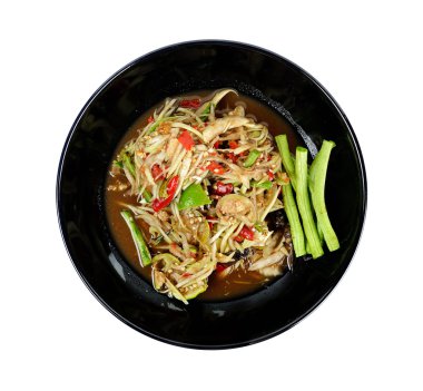 Beyaz arka plan üzerinde izole papaya salatası