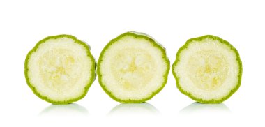 Beyaz arka plan üzerinde izole sarı kabak dilimlenmiş