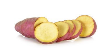 Beyaz arka planda izole edilmiş tatlı patates