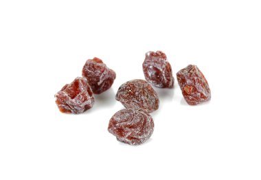 Kurumuş erikler beyaz arkaplanda izole edilmiş