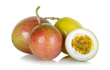 Passion Fruit beyaz arka plan üzerinde izole