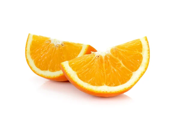 Fatias de frutas de laranja isoladas sobre o fundo branco — Fotografia de Stock