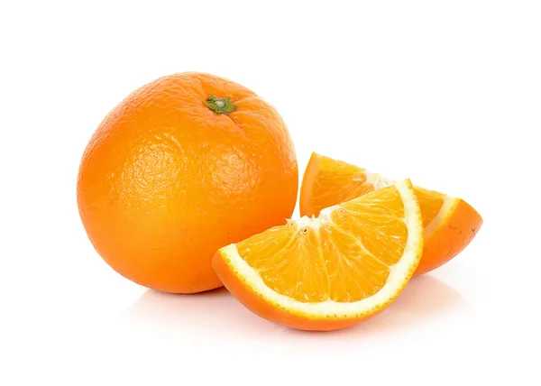 Gesneden oranje fruit geïsoleerd op de witte achtergrond — Stockfoto