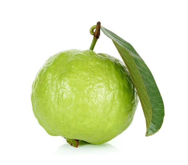 Guava frukt isolerad på den vita bakgrunden — Stockfoto