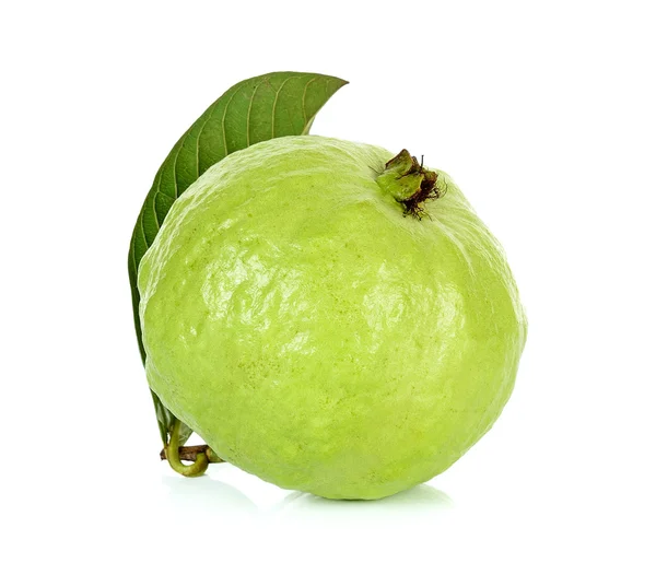 Guava frukt isolerad på den vita bakgrunden — Stockfoto