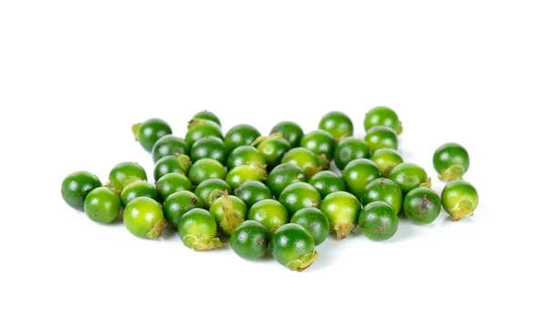 Granos de pimienta verde aislados en el fondo blanco —  Fotos de Stock