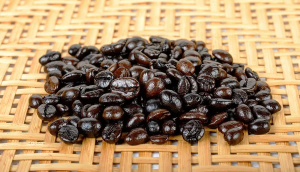 Kopi kacang di latar belakang kayu — Stok Foto