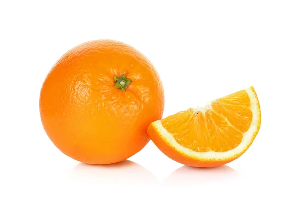 Oranje vruchten geïsoleerd op de witte achtergrond — Stockfoto