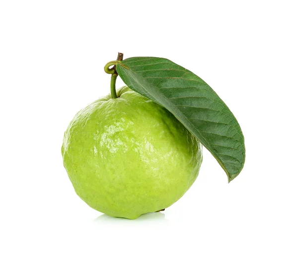 Beyaz arkaplanda Guava meyvesi izole