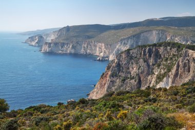 Güzel kayalık deniz kıyıları