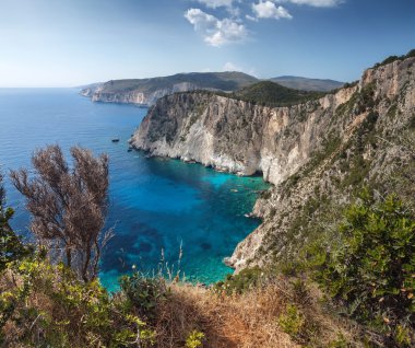 Güzel kayalık deniz kıyıları