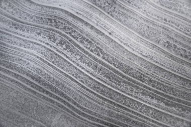 Buzdaki çizgiler yakın.