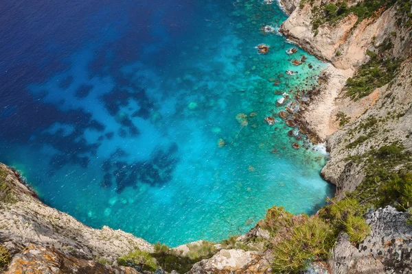 La costa está rodeada de montañas — Foto de Stock