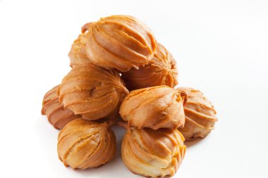 Beyaz bir arka plan üzerinde tatlı hamur işleri