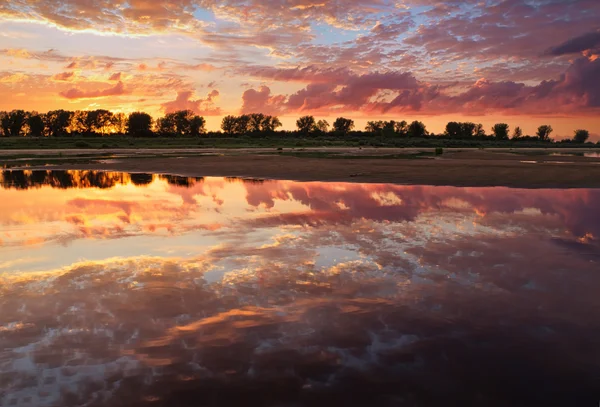 Enchanting sunset reflacted in  the river — Stock Photo, Image