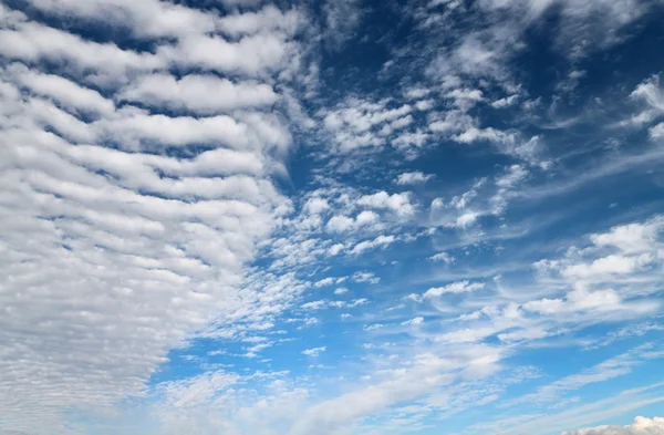 Molnen på himlen nära — Stockfoto