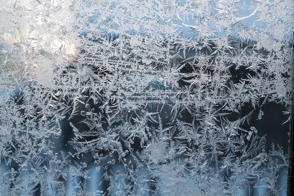 Blauwe frosty patroon op glas — Stockfoto