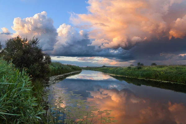 Sunset on the lake — Stock Photo, Image