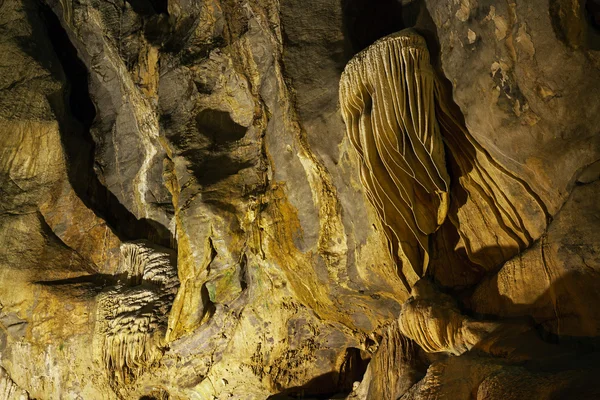 La grotte est éclairée par la lumière artificielle — Photo