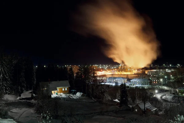 Nacht uitzicht op de schoorstenen roken van thermische elektriciteitscentrale — Stockfoto