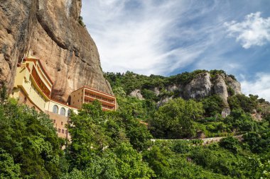 Mavi gökyüzüne karşı dağ manastır