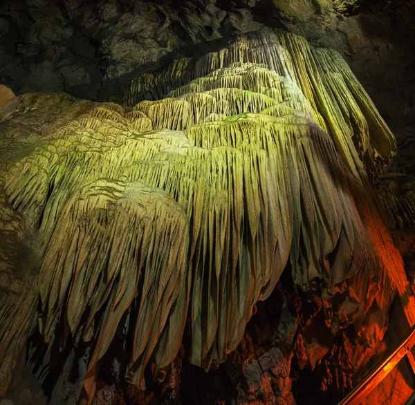 D'énormes stalactites dans la grotte — Photo