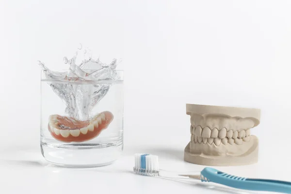 Dentální hygiena koncept s skla a kartáček — Stock fotografie