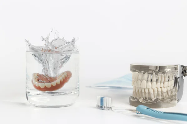 Zubní protézy plíseň šplouchání ve vodě — Stock fotografie