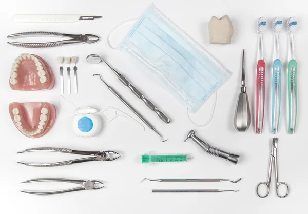 Вид сверху на различные стоматологические инструменты — стоковое фото