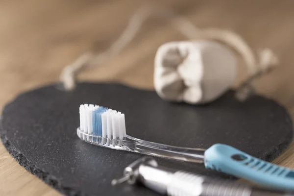 Duas escovas de dentes com uma broca de dentistas — Fotografia de Stock