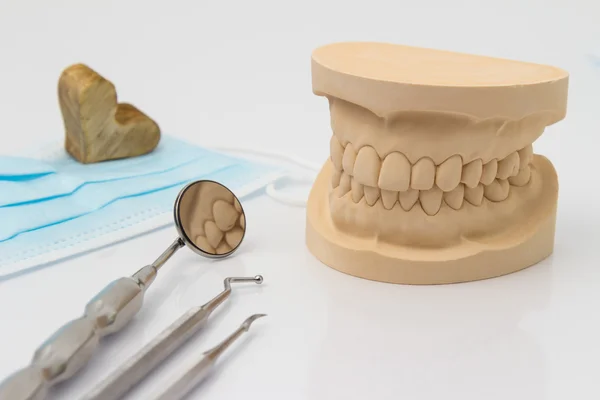 Molde dental con herramientas y mascarilla facial — Foto de Stock