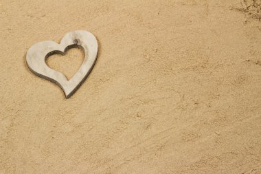 Kumda bir kalp.