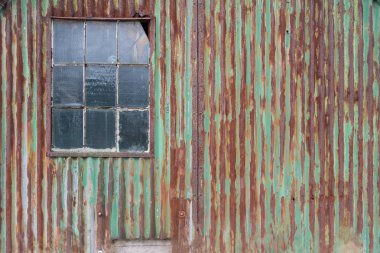 Bir binanın duvarına dış paslı oluklu demir