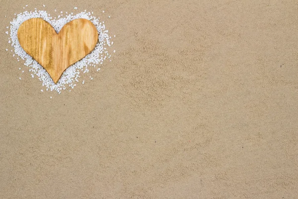 Hout hart in het zand. — Stockfoto