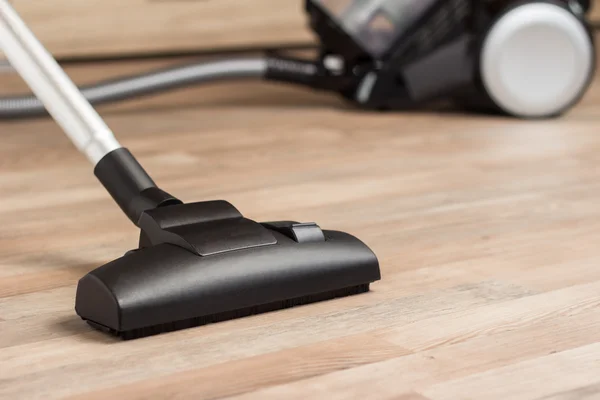 Vacuuming a thick pile white carpet — Stock Photo, Image