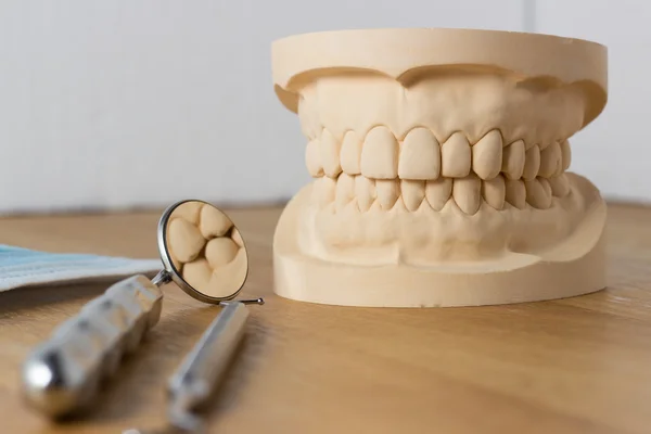 Stampo dentale con strumenti e maschera facciale — Foto Stock