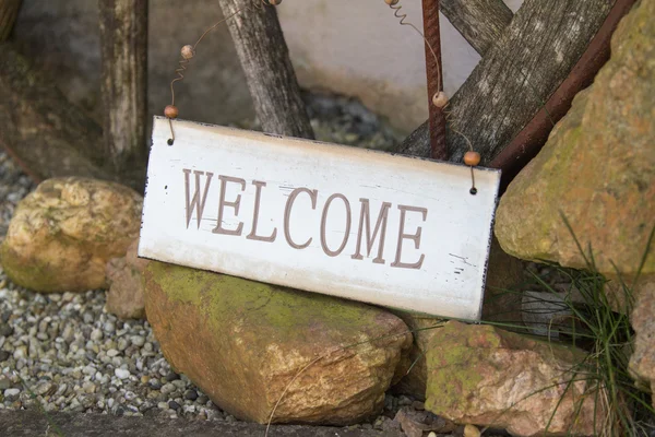 Welcome sign at the side of a foot path — Stock Photo, Image