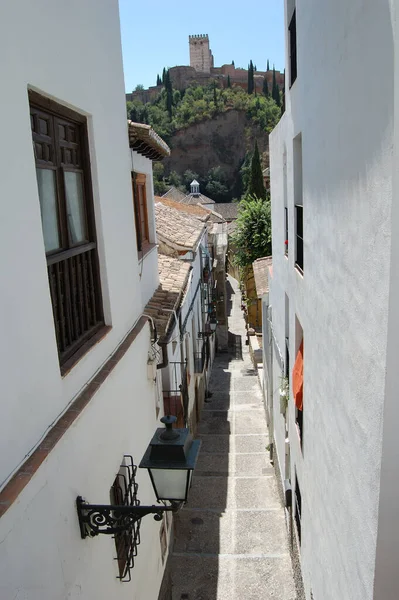 Vista Parcial Alhambra Desde Una Las Calles Del Barrio Albaicin — Foto de Stock