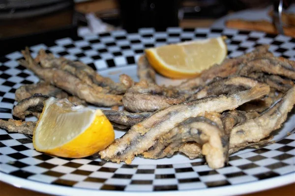 Tapa tipica de pescado frito en bar de Granada (İspanya). Pescaito frito.