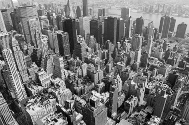 Vista de Manhattan desde el Empire State Binası, Nueva York. Beyaz ve zenci..