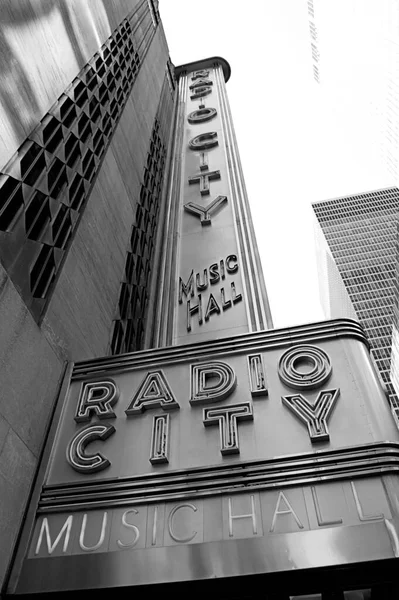 Radio City Music Hall, en Manhattan (Nueva York). Beyaz ve zenci.