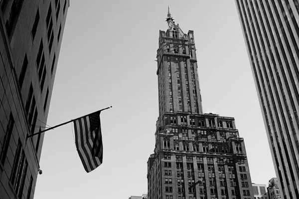 Rascacielos Manhattan Nueva York Con Bandera Americana Blanco Negro — Stock Photo, Image