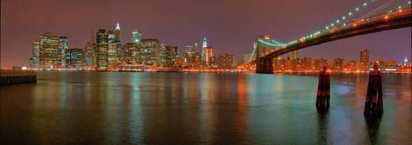 Vista nocturna de edificios emblematicos de Manhattan, en Nueva York.