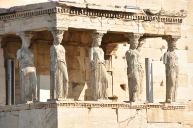 Vista de los Principales monumentos y sitios de Atenas (Grecia). Akropolis. Templo de Atenea (Athena). Las Cariatides (Caryatides))