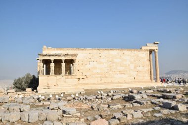 Vista de los Principales monumentos y sitios de Atenas (Grecia). Akropolis. Templo de Atenea (Athena). Las Cariatides (Caryatides))