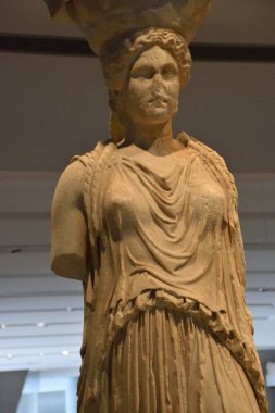 Vista de los Principales monumentos y sitios de Atenas (Grecia). Akropolis Müzesi. Estatuas, bustos, monedas y vasijas antiguas encontradas on la Acropolis y el Partenon. Las Cariatides, del templo de Atenea.